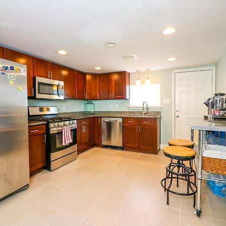 Perfect Location Spacious Yard Coffee Bar At This Lovely Beach Home ガルベストン エクステリア 写真