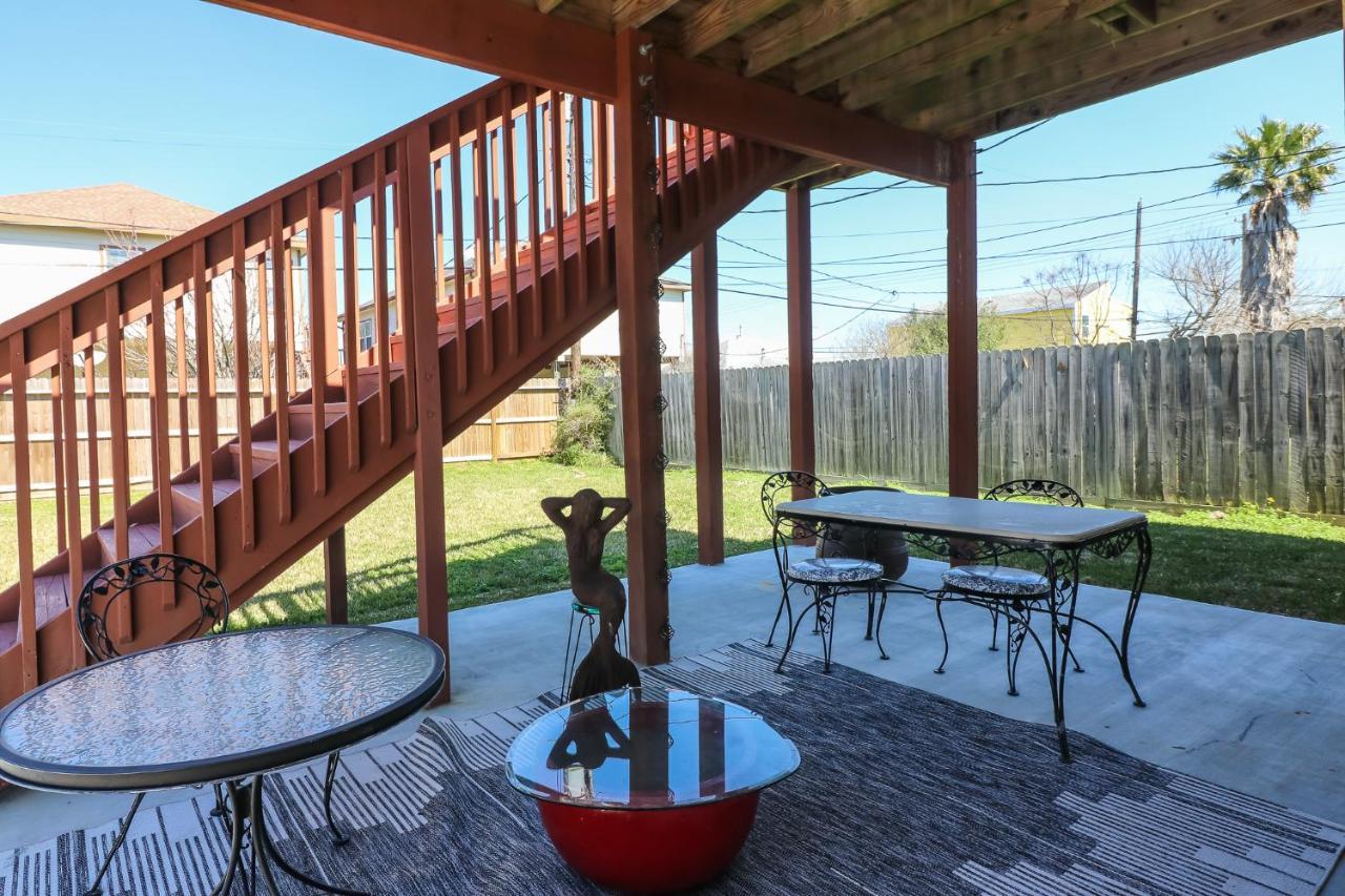 Perfect Location Spacious Yard Coffee Bar At This Lovely Beach Home ガルベストン エクステリア 写真