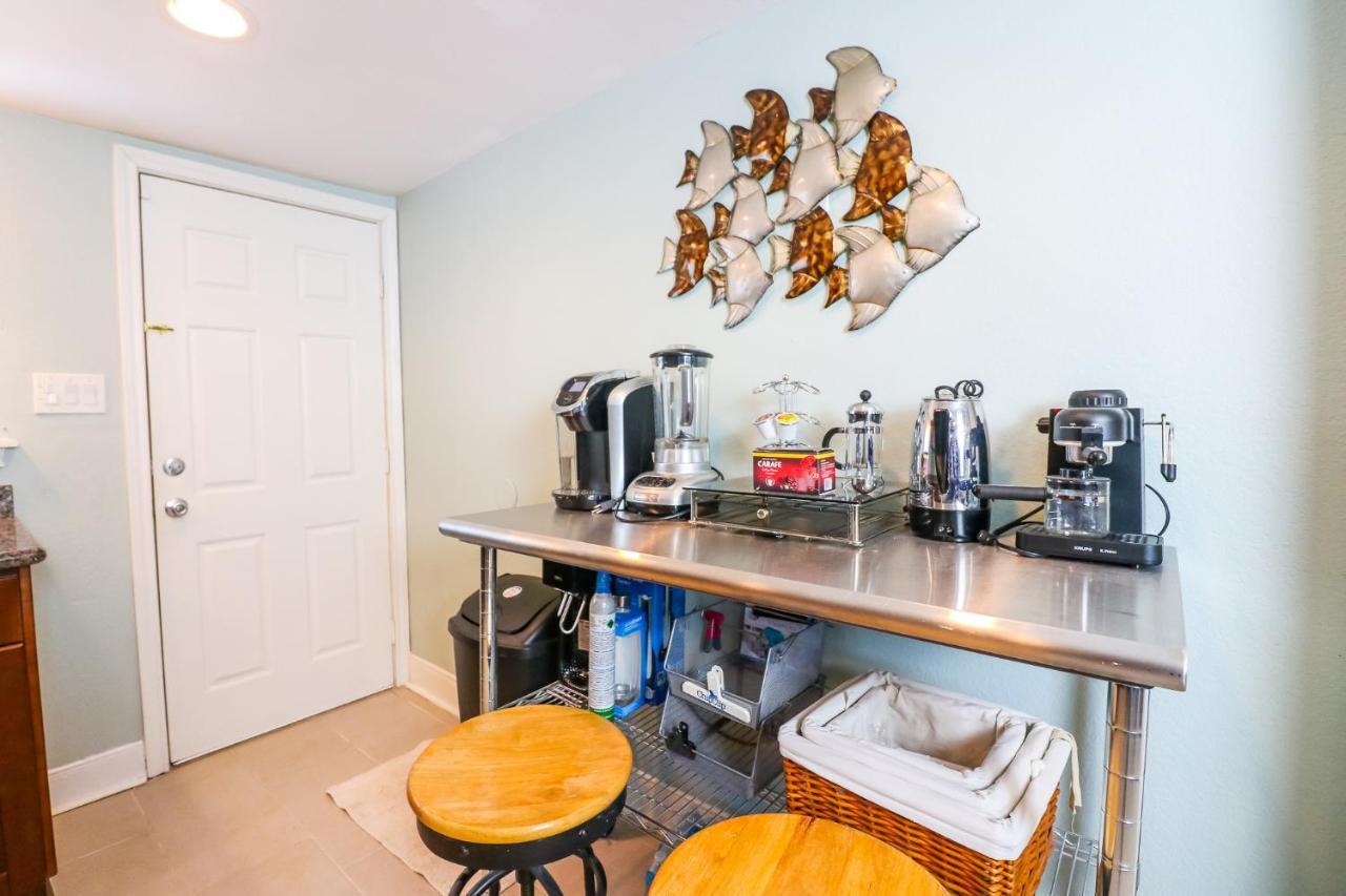 Perfect Location Spacious Yard Coffee Bar At This Lovely Beach Home ガルベストン エクステリア 写真