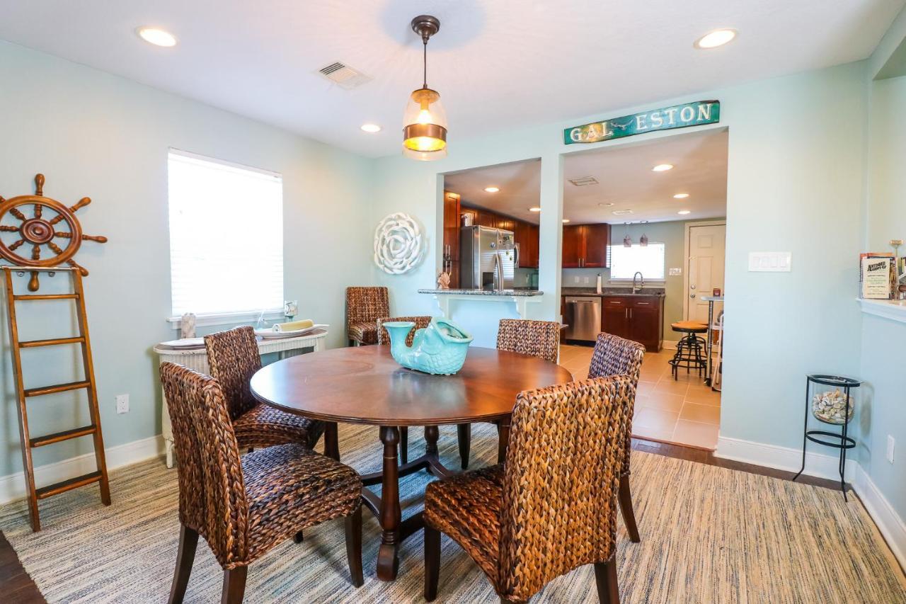 Perfect Location Spacious Yard Coffee Bar At This Lovely Beach Home ガルベストン エクステリア 写真
