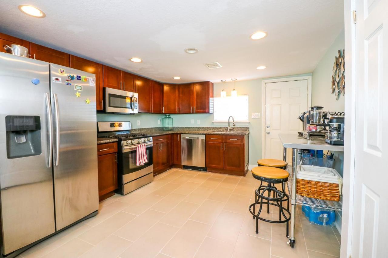Perfect Location Spacious Yard Coffee Bar At This Lovely Beach Home ガルベストン エクステリア 写真